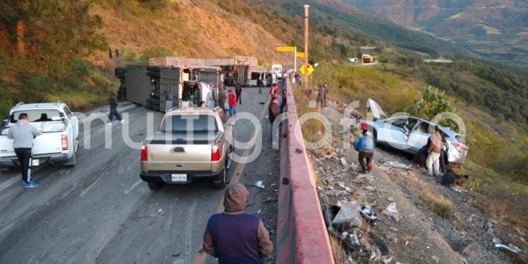 Daños materiales por más de 3 millones de pesos, un lesionado y cierre total de la vialidad con dirección a Veracruz, fue el saldo de la volcadura de un Tráiler tipo nodriza que transportaba vehículos de la empresa Honda, en el kilómetro 232 de la autopista Puebla- Córdoba. 