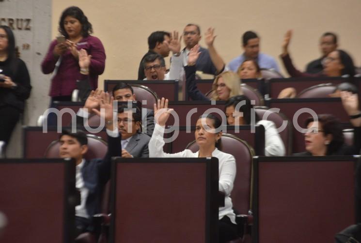 El Pleno de la LXV Legislatura del Estado de Veracruz aprobó, durante la décima sexta sesión ordinaria, la segunda etapa de cuatro decretos de reforma a la Constitución Política del Estado de Veracruz de Ignacio de la Llave, relativos a facultades de este Poder para autorizar a los Ayuntamientos montos máximos de empréstitos, integración de Concejos municipales, disposiciones para suplir ausencia de diputados, así como la consulta, a las comunidades indígenas sobre planes y programas de desarrollo.