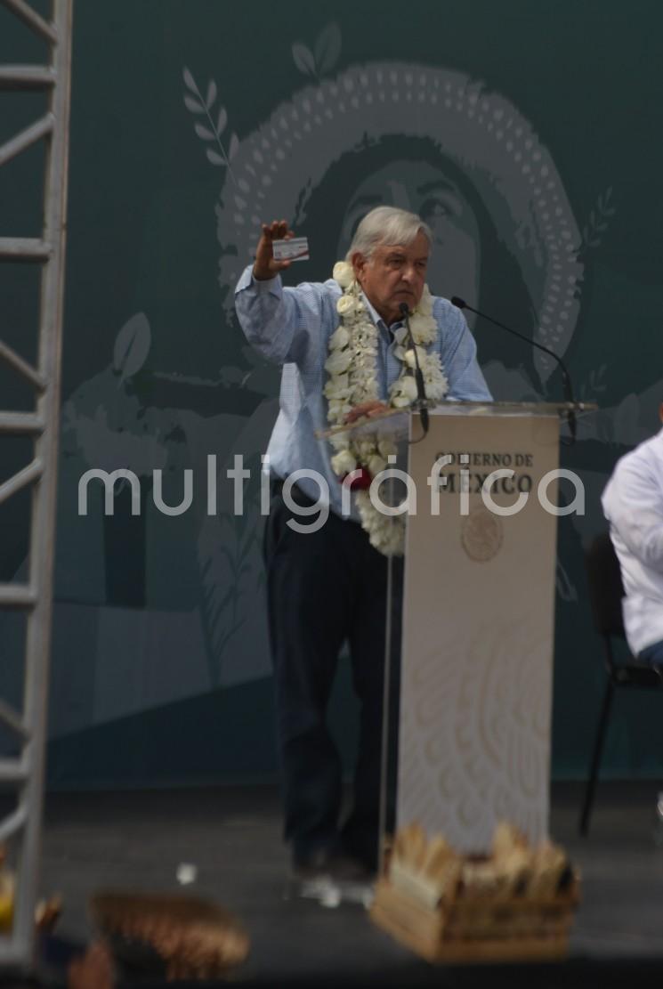 El presidente Andrés Manuel López Obrador, acompañado por el gobernador Cuitláhuac García Jiménez, instruyó a la secretaria de Bienestar, María Luisa Albores González, ampliar el programa Sembrando Vida a todo Veracruz.