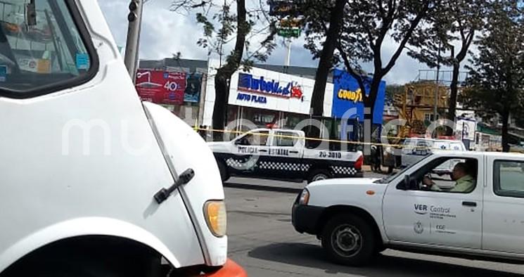 Esta mañana se registró un enfrentamiento armado sobre la avenida Lázaro Cárdenas equina Gildardo Avilés de la colonia Rafael Lucio en esta ciudad, entre presuntos delincuentes y elementos de la Secretaria de Seguridad Pública del Estado, con un saldo preliminar de un civil abatido y la detención de dos personas.