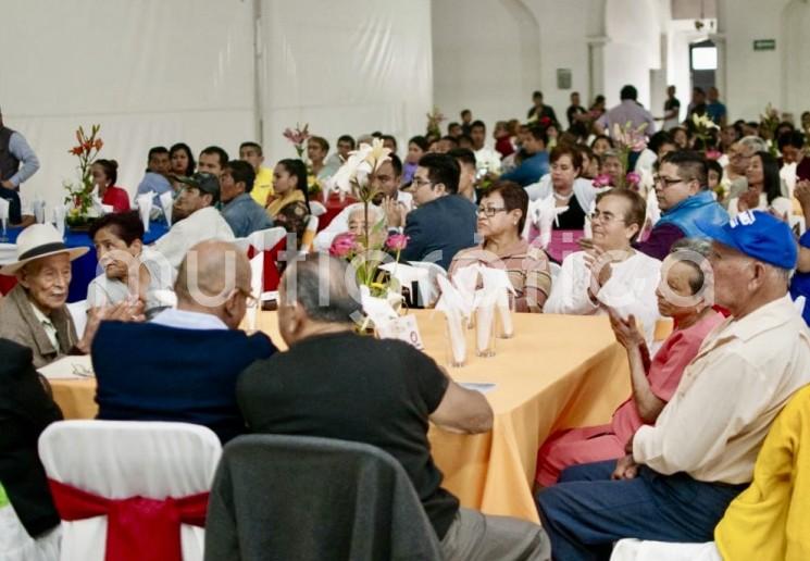 Los trabajadores sindicalizados del Ayuntamiento de Coatepec, celebraron el 80 aniversario de su constitución, con un gran convivencia en la que tuvieron como invitado al Alcalde Enrique Fernández acompañado de su esposa Mara Patricia Cabrera.  