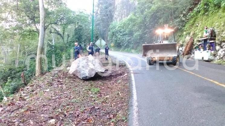 La mañana este miércoles 6 de marzo con ayuda de maquinaria rentada se logró la remoción de las rocas que se desprendieron anoche en la Barranca Matlacobatl a la altura del lugar conocido como <em>La Virgen</em>, para así abrir la circulación en ambos sentidos.