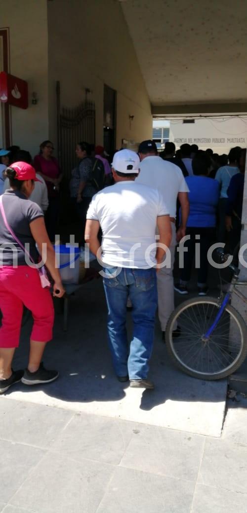 Decenas de personas del municipio de Maltrata, se encuentran afuera del palacio municipal, exigiendo cárcel para dos ladrones detenidos por vecinos, acusados de robar en una escuela. Por redes sociales algunos están incitando al linchamiento.