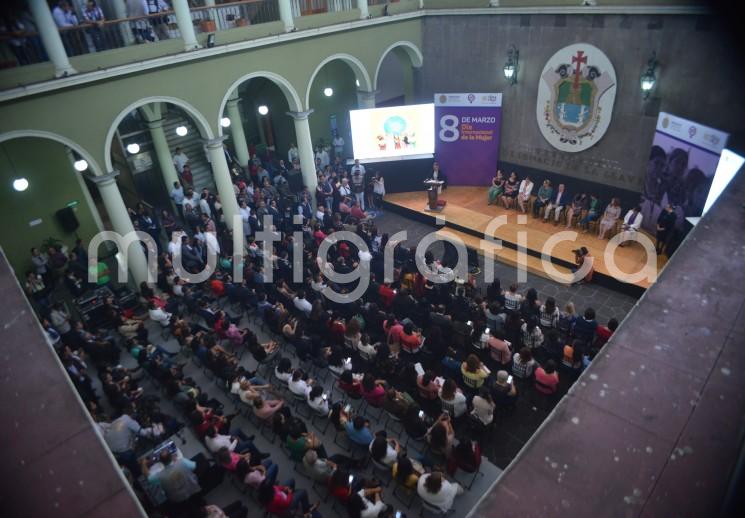 En el marco del Día Internacional de la Mujer, el gobernador Cuitláhuac García Jiménez presentó la aplicación <em>Mujer Alerta</em> y firmó el Protocolo de Atención a Víctimas de Acoso y Hostigamiento Sexual en las dependencias y entidades de la administración pública.