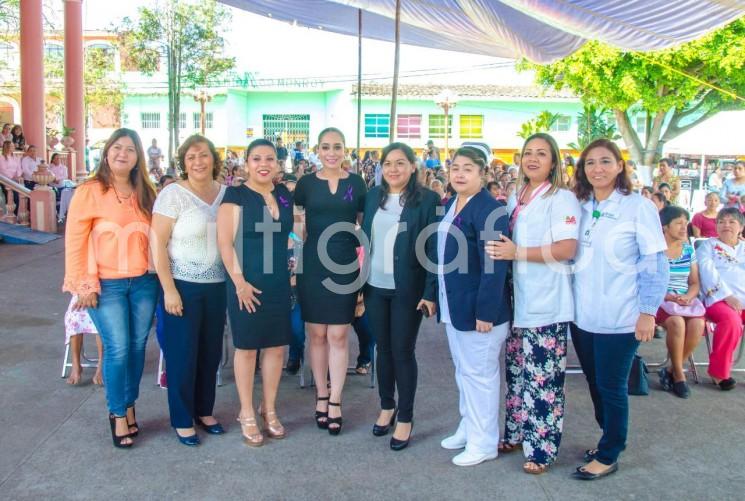 Con un gran evento el Sistema DIF municipal, presidido por Mara Yamileth Chama Villa, conmemoró el Día Internacional de la Mujer en la explanada del Palacio Municipal de Teocelo en compañía de la síndica municipal Zayra del Carmen Martínez Andrade; la contadora Mirna Martínez Jiménez, directora del Instituto Municipal de la Mujer; la maestra Luz Yazmín García Xilot, jefa de Enfermeras del Hospital de Teocelo; la Lic. Arleth Guadalupe Campos, administradora del Hospital de Teocelo, y, en representación del alcalde Mario A. Chama Díaz, la Lic. Trinidad Martínez Larios. 