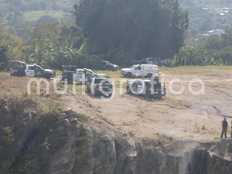 Este martes, elementos de la Fuerza Civil abatieron a tres integrantes del Cártel de Jalisco Nueva Generación (CJNG), en el camino que conduce de Misantla a Martínez de la Torre, a 500 metros del arco; también aseguraron una construcción de madera, tres vehículos, armamento y equipo táctico.