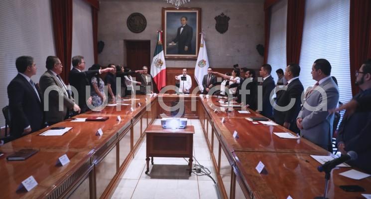 El gobernador Cuitláhuac García Jiménez instaló el Consejo para el Desarrollo Metropolitano del Estado y, en calidad de presidente, tomó protesta a sus integrantes, donde el titular de la Secretaría de Desarrollo Social (SEDESOL), Guillermo Fernández Sánchez, funge como secretario ejecutivo. 