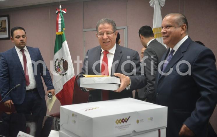 A nombre de los integrantes de la LXV Legislatura de Veracruz, el diputado José Manuel Pozos Castro recibió, de la Jefa de la Oficina de Programa de Gobierno y representante del Gobernador Cuitláhuac García Jiménez, Doctora Waltraud Martínez Olvera, el Plan Veracruzano de Desarrollo (PVD) 2018-2024.  