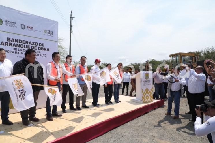 Con el objetivo de impulsar el desarrollo económico en el estado, durante su gira por la zona norte, el gobernador Cuitláhuac García Jiménez inauguró importantes obras de pavimentación y señalización en los municipios de Pueblo Viejo y Tampico Alto.