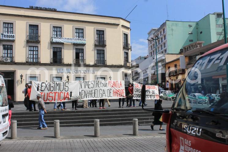 Maestros de la Escuela Telesecundaria Fernando Gutiérrez Barrios de la ciudad de Misantla, Ver., se plantaron en Plaza Lerdo para realizar una huelga de hambre debido a que su denuncia de hostigamiento laboral por parte de la directora, Tania Eloísa Fernández Jorge, no ha sido atendido favorablemente.