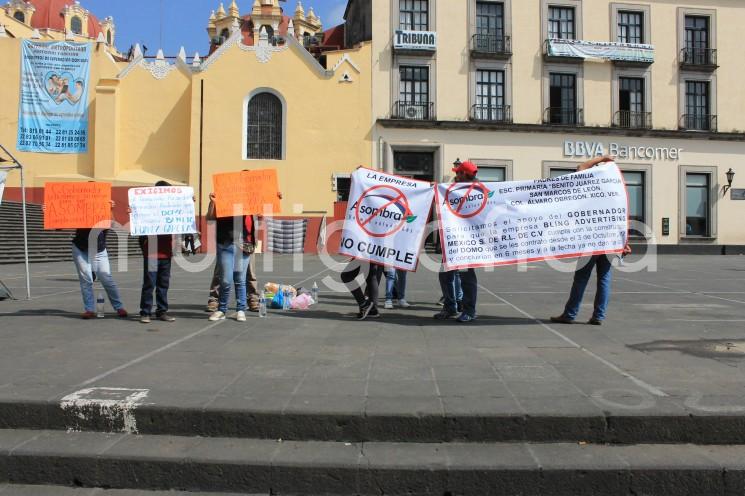 Padres de familia de la escuela primaria <em> Benito Juárez García</em> de San Marcos de León, municipio de Xico, Ver, solicitan apoyo de las autoridades, pues  a año y medio de haber contratado la construcción de un domo para su plantel, la empresa <em>Bling Adversing de México, S. A.de C. V., no les ha construido más que las bases, aunque ya liquidaron el total de la obra.  
