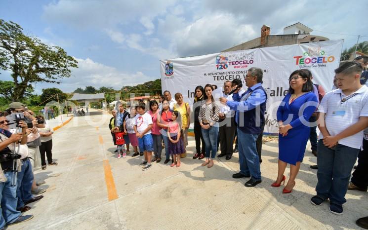 El alcalde de Teocelo, Mario A. Chama Diaz, en compañía de la presidenta del DIF municipal, Mara Chama Villa, y habitantes, inauguraron un paquete de diversas obras de infraestructura urbana que comprenden las calles Río Huitzilapan, rehabilitación del drenaje sanitario y pavimentación con concreto hidráulico en la calle Zapaitonal.  