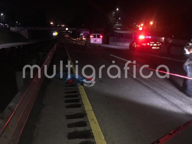 Un hombre perdió la vida al ser atropellado en el kilómetro 275 de la autopista Puebla - Córdoba, en los primeros minutos de este miércoles, por una unidad de carga.