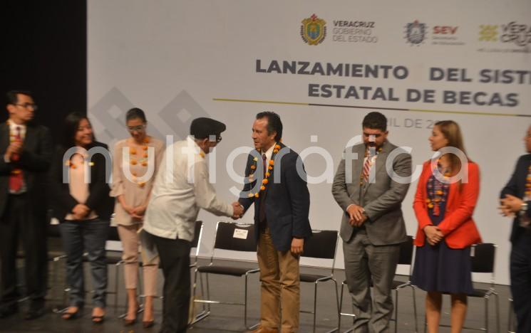 Finalmente el evento de Lanzamiento Estatal de Becas se realizó en el Teatro del Estado, luego  de que manifestantes de Chicontepec tomaran las instalaciones de la SEV ante la incompetencia de la logista de este inmueble.  
