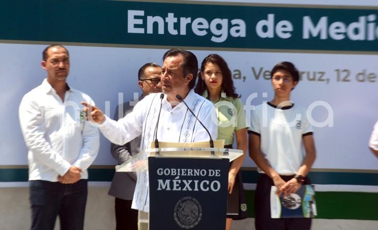 En la Escuela de Bachilleres Antonio María de Rivera, el Gobernador Cuitláhuac García, informó que dichos apoyos son para todos los jóvenes de preparatorias del país, y que otorga el Gobierno Federal para que tengan mayores oportunidades y facilidades de estudiar.