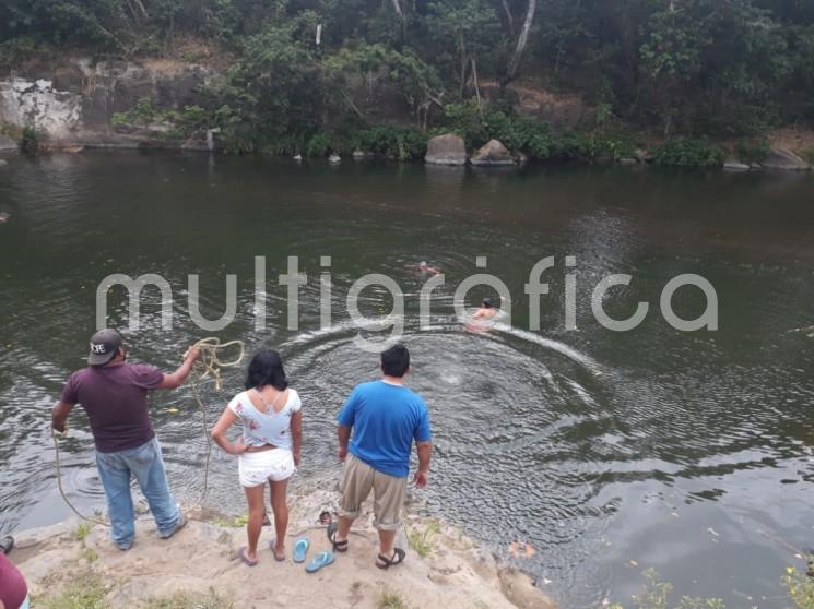 Una menor de edad murió ahogada en las aguas del río Tepango, al parecer por un descuido de su familia, quienes acudían a una ceremonia de bautizo de la religión Pentecostés. 