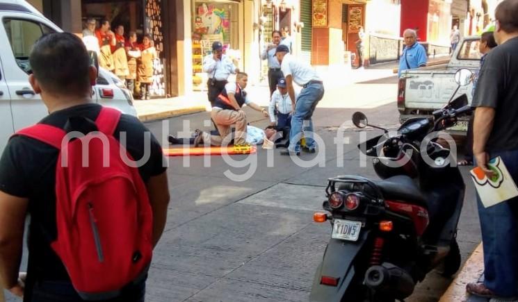 Un agente de Tránsito  fue atropellado en la calle Carrillo Puerto del centro de Xalapa; elementos de Protección Civil ayudaron al elemento; el conductor de la camioneta se dio a la fuga y posteriormente fue detenido en la avenida 20 de Noviembre por elementos de la SSP.  