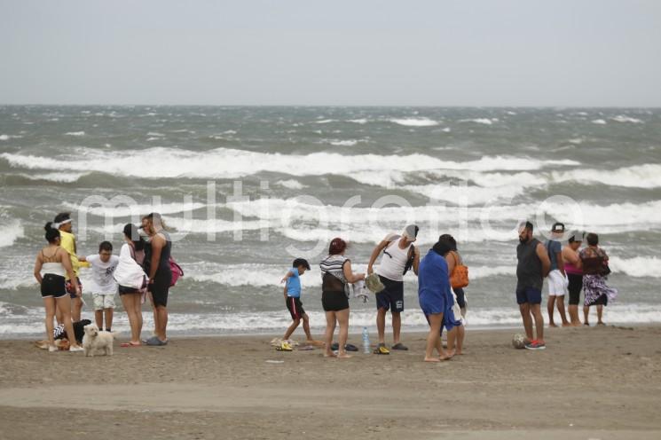 El Frente No. 53 y una Línea de Cortante se observan sobre el noroeste del Golfo de México, previéndose recorran este día la vertiente oriental del país (ver mapa). Junto con la masa fría del frente provocarán el cambio del viento al Norte y Noroeste con rachas de 55 a 65 km/h en la costa norte, de 60 a 75 km/h en las costas centro-sur y de 35 a 45 km/h en la región montañosa entre Misantla-Xalapa, mismo que generará oleaje de 1 a 2 m cerca de litoral.