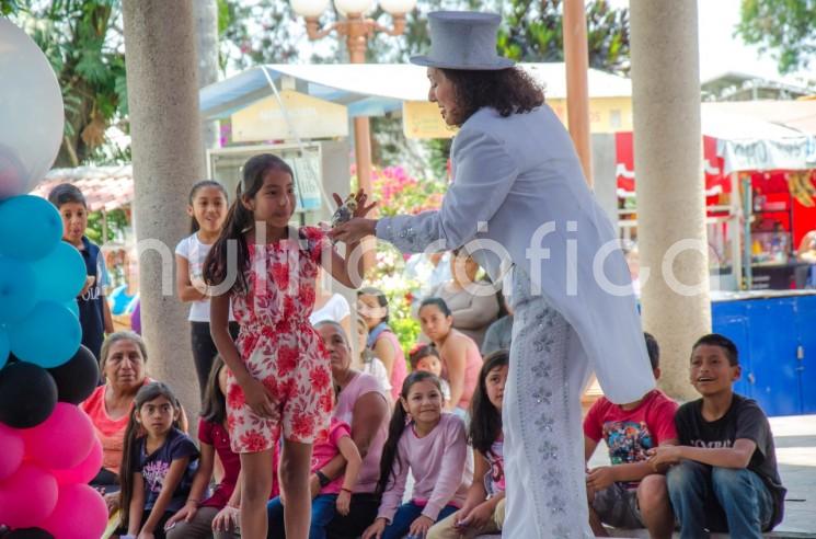 Como parte del programa de celebración que se llevó a cabo en Explanada de Palacio Municipal, se contó con la participación de la Maga Kenia, quien transmitió alegría y diversión a niños y niñas con trucos de magia, concursos y un divertido espectáculo musical. 