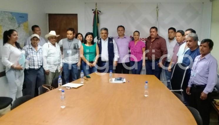 El Alcalde de Teocelo, Mario A. Chama Díaz, en compañía de la Síndica Municipal, Zayra del Carmen Martínez Andrade; la dirección de Obras del Municipio; alcaldes de Cosautlán de Carvajal  e Ixhuacán de los Reyes, así como  habitantes de Texín y Piedra Parada, acudieron a la SIOP en la ciudad de Xalapa y fueron recibidos por el Ing. Elio Hernández Gutiérrez, Secretario de la SIOP, esto como parte del seguimiento al proceso de rehabilitación del tramo carretero Teocelo - Texin.