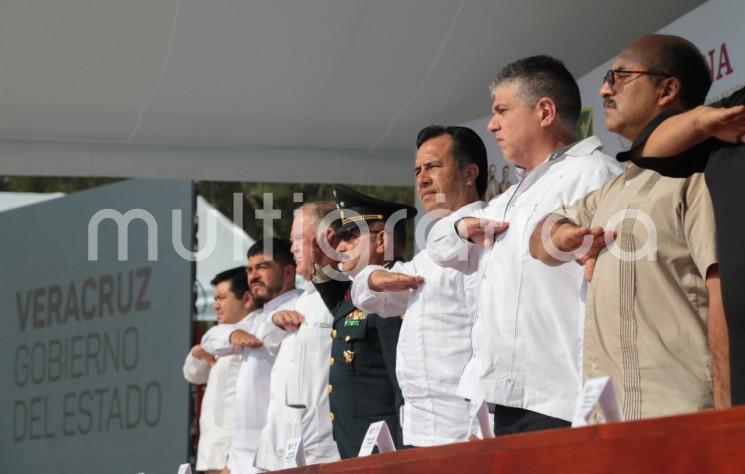  El gobernador Cuitláhuac García Jiménez, acompañado del comandante de la 26 Zona Militar, general de Brigada DEM, Federico Solórzano Barragán, presidió la ceremonia de Toma de Protesta a los soldados del Servicio Militar Nacional (SMN), Clase 2000, anticipados y remisos, así como a mujeres voluntarias.