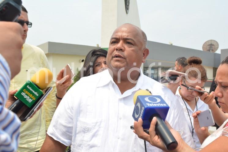 En las instalaciones de la Delegación Veracruz de la FGR, los secretarios de Gobierno, Eric Patrocinio Cisneros Burgos, y de Seguridad Publica, Hugo Gutiérrez Maldonado, se presentaron para interponer la denuncia. 