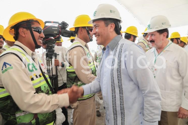 El gobernador de Veracruz, Cuitláhuac García Jiménez, anunció que buscará firmar un convenio con la CFE, con miras a reducir el costo de las tarifas por servicio eléctrico para los sectores agrícola, turístico y educativo en la entidad. 