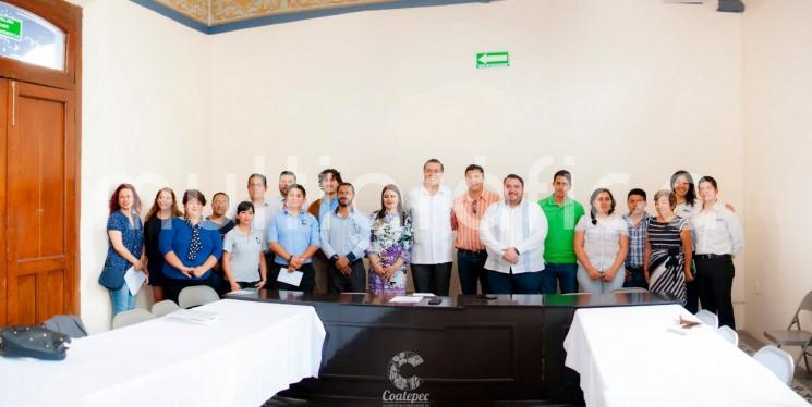 alcalde Enrique Fernández, en compañía de la Síndica Arely Bonilla y del Regidor Octavo Benjamín Sánchez Flores, se reunió con representantes de la Universidad de Xalapa, IVES, UDAL, Tecnológico de Xalapa, EURO, Universidad Martí, Universidad Filadelfia, Universidad de Ecoturismo, Instituto Culinario de Xalapa, SILEO, UCX, CEDVA y CESVER; quienes participaran como expositores en la Feria Internacional del Café y la Orquídea 2019.
