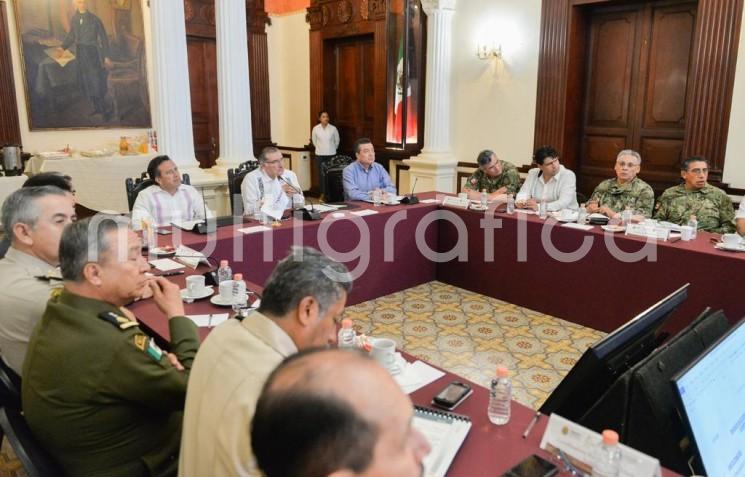 En el Salón de Recepciones del Palacio de Gobierno, donde participaron los integrantes de las Mesas de Seguridad de cada estado, se acordó que las reuniones regionales se llevarán a cabo de manera mensual e itinerante, con lo que los mandatarios del sureste mexicano darán seguimiento a la estrategia de Construcción de la Paz, con la toma de decisiones que garanticen el bienestar de la población. 