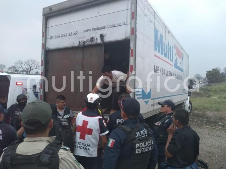 Alrededor de 150 personas de origen centroamericano fueron rescatadas cuando viajaban a bordo de un camión, sobre el kilómetro 299 de la autopista Córdoba-Veracruz a la altura de Rancho, municipio de Amatlán, Ver., presentaban signos de deshidratación. 