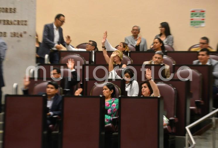   Durante la Cuarta Sesión Ordinaria los diputados locales aprobaron en lo general y en lo particular, con 30 votos a favor, 12 en contra y 3 abstenciones, la Ley de Comunicación Social para el Estado, presentada por el gobernador Cuitláhuac García Jiménez.