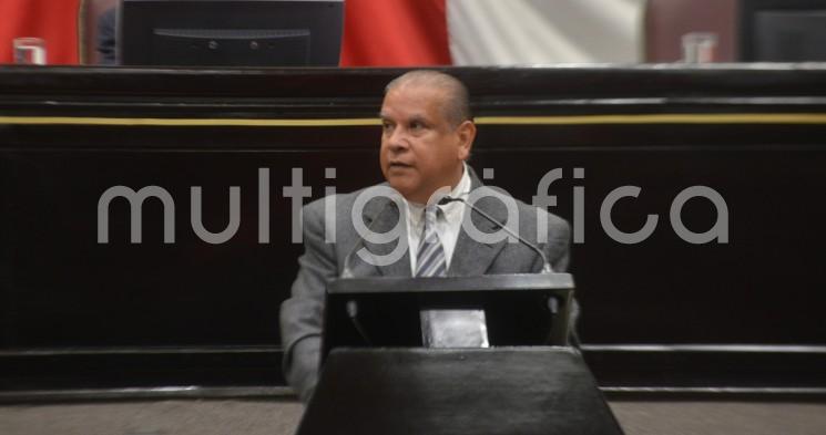 Durante la Cuarta sesión ordinaria del Congreso de Veracruz, el legislador Jorge Moreno Salinas expone la iniciativa que busca reformar diversas disposiciones de la Constitución Política del Estado, en relación a atribuciones de la Diputación Permanente.