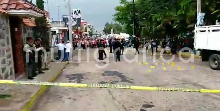 Al menos dos personas habrían muerto en una riña  en Tuzamapan, municipio de Coatepec; reportes preliminares indican entre 6 y 8 heridos por arma de fuego‬. Los hechos se habrían suscitado en el interior de una cantina llamada El Rufles. 