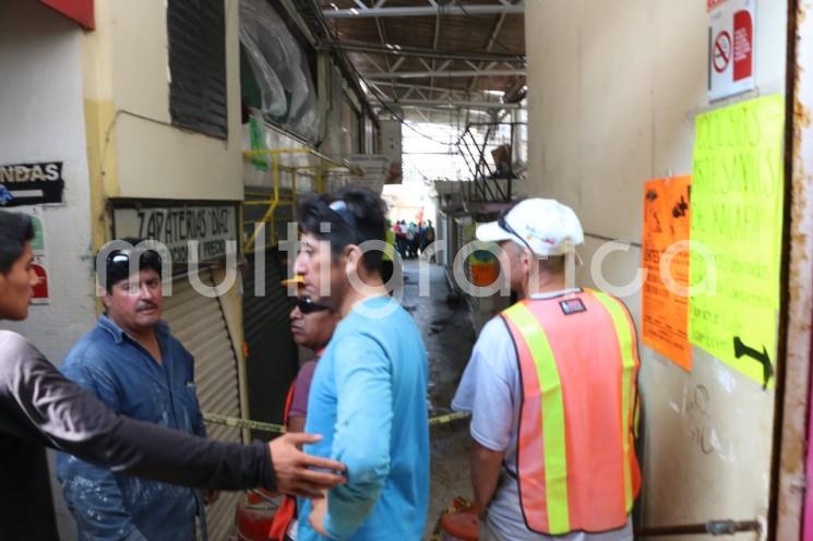 Tres trabajadores que colocaban una lámina en la obra de remodelación del Mercado Jáuregui de Xalapa, resultaron lesionados al caer de una altura de seis metros debido a que no portaban equipo de seguridad. Se reportan como estables.