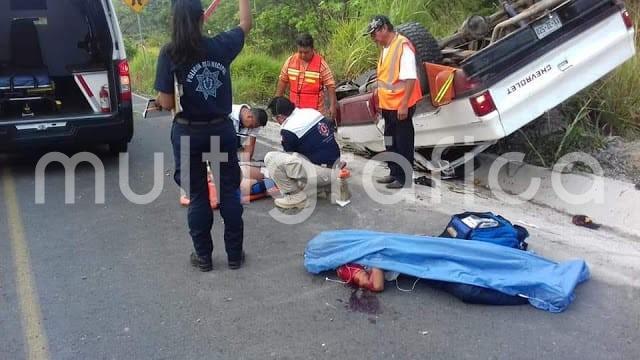 Un menor de 15 años falleció este viernes y 6 personas más resultaron lesionadas, luego de que la unidad en que viajaban volcara cuando se desplazaba sobre la carretera estatal María de la Torre-El Chote, en el tramo comprendido de la comunidad La Unión Paso Largo-El Faisán, a la altura del Puente Tranca Fierro.