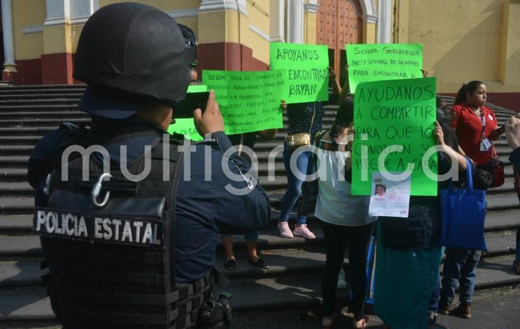 Familiares y amigos del joven Bryan Alexis se manifestaron en la Plaza Lerdo, piden ayuda al gobernador y la población en general para localizarlo, desapareció desde el pasado 21 de Mayo en la ciudad de Xalapa. 