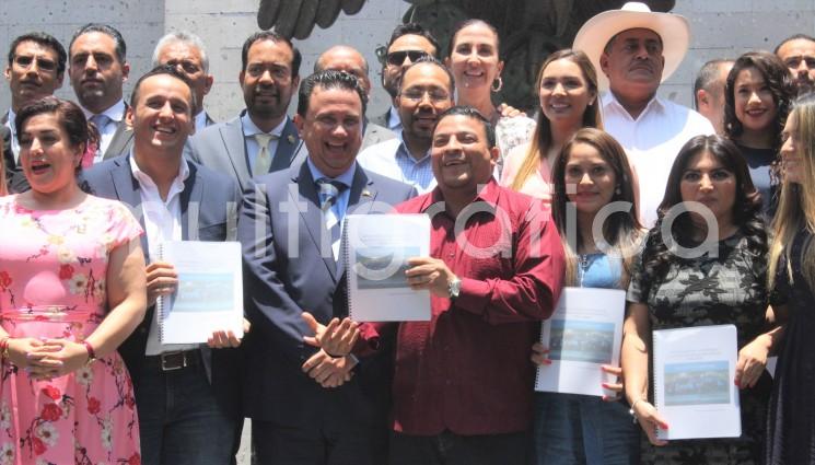 Diputados locales se reunieron con integrantes de la Confederación Patronal de la República Mexicana (Coparmex) Veracruz, encabezados por su presidente, Juan José Sierra Álvarez, quienes entregaron a este Poder el documento con aportaciones al Plan Veracruzano de Desarrollo (PVD) 2019-2024. 