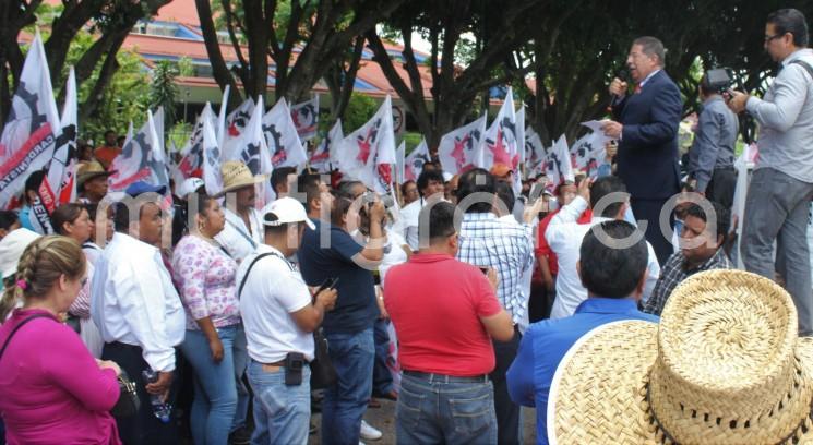 El Presidente del Congreso de Veracruz, diputado José Manuel Pozos Castro, recibió a una comisión del Movimiento Cardenista, dirigido por Antonio Luna Andrade, quienes se manifestaron afuera del Poder Legislativo del Estado para expresar sus inquietudes en relación a la situación que guarda esta organización y temas –que a su consideración- han quedado pendiente de resolver por anteriores administraciones estatales. 