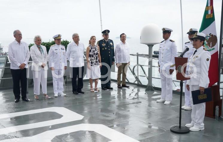 Desde el buque Papaloapan, acompañado del gobernador del estado, Cuitláhuac García Jiménez, el Ejecutivo de la Nación conmemoró el Día de la Marina Nacional en el puerto de Veracruz, reconociendo la loable labor de los elementos de la Secretaría de Marina (SEMAR) que arriesgan su vida, diariamente, por el bienestar y desarrollo del país.