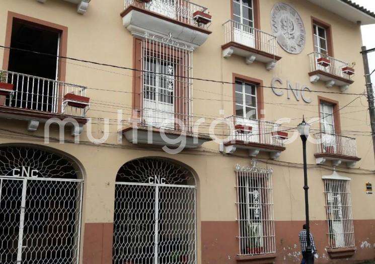 Solitario y abandonado luce el edificio de la Liga de Comunidades Agrarias en Xalapa, ya que desde agosto de 2016 los 11 empleados no reciben su salario. Les prometieron que les iban a pagar, sin embargo a la fecha no les han cumplido.