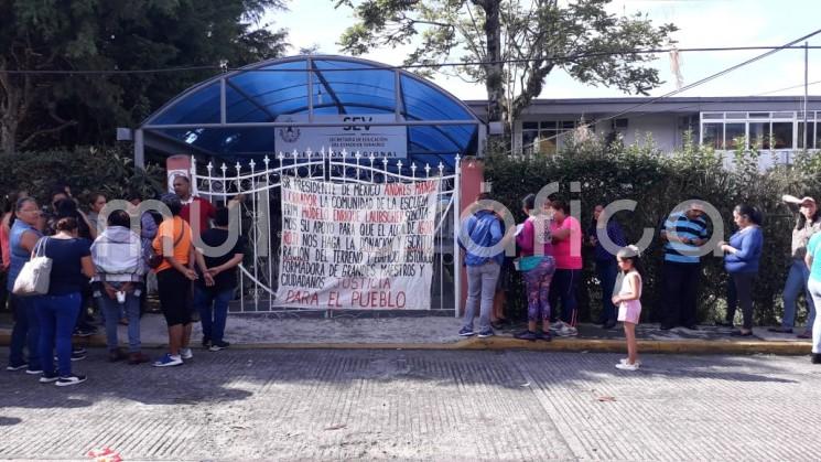 Padres de la histórica escuela primaria Modelo Enrique Lausbcher, de Orizaba, Ver., tomaron las instalaciones de la SEV ubicadas en la colonia El Espinal, de esa ciudad, en demanda de que autoridades les garanticen que no se cambiará el uso de suelo de  esa institución, como se ha rumorado.