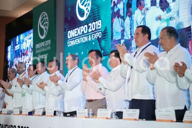 El gobernador Cuitláhuac García Jiménez inauguró la XXI Edición ONEXPO 2019, el evento más importante de la industria de los hidrocarburos en México donde se concentran empresarios y operadores que participan en la distribución, transporte, comercialización y expendio de combustibles. 