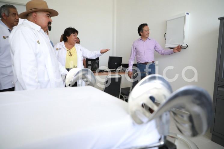 El gobernador Cuitláhuac García Jiménez visitó la localidad Barra de Cazones, para poner en marcha un nuevo Centro de Salud que beneficiará a cerca de 3 mil 500 habitantes, con lo cumple su compromiso de continuar acercando servicios médicos de calidad a quienes más lo necesitan.