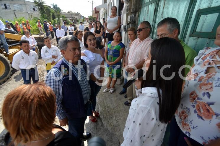 El H. Ayuntamiento de Teocelo que preside el alcalde Mario Chama Díaz, en compañía de la Síndica Municipal Zayra del Carmen Martínez Andrade, la presidenta del Sistema Municipal DIF Mara Chama Villa, la Dirección de Educación del Municipio, y la Directora del Telebachillerato Teocelo, la Mtra. Erika Trinidad Andrade Sánchez, estuvieron presentes en la inauguración de las Aulas en la Privada Zapaitonal de la cabecera municipal. 