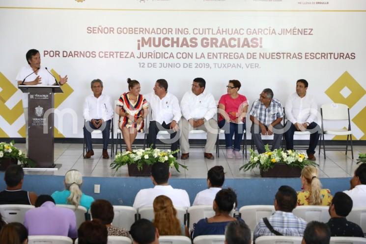 Con la finalidad de hacer justicia a familias tuxpeñas que han luchado durante muchos años por que se reconozca su patrimonio, el gobernador Cuitláhuac García Jiménez entregó 57 escrituras a habitantes del municipio de Tuxpan.