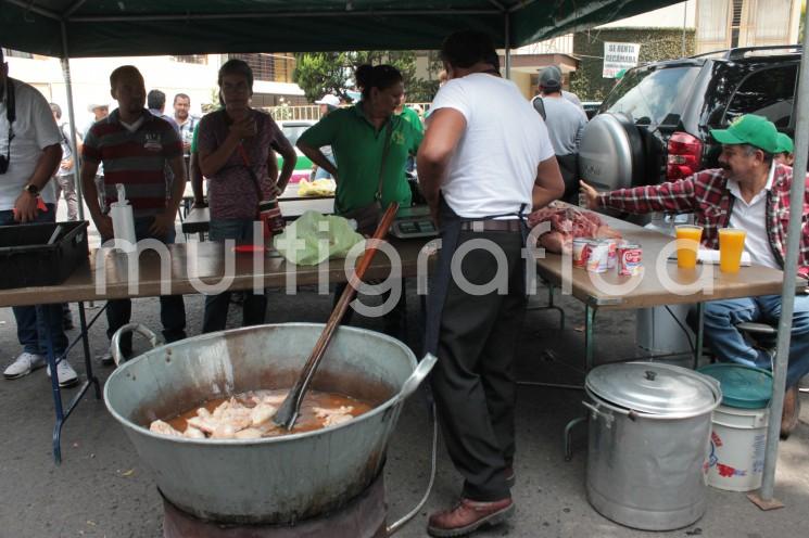 Carnitas, mojarras, quesos, limón, miel y otros productos ofrecen afiliados a  la UNTA frente a las oficinas de la SEDARPA en Xalapa, en espera de respuesta favorable de las autoridades a sus demandas. 