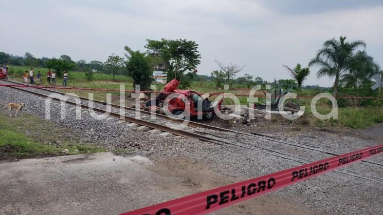 Trágica muerte encontró una empleada del Ingenio Central Progreso, luego de que el auto en que viajaba fue embestido por el tren a la altura de El Escape,en Paso del Macho, Ver., autoridades ministeriales tomaron conocimiento.