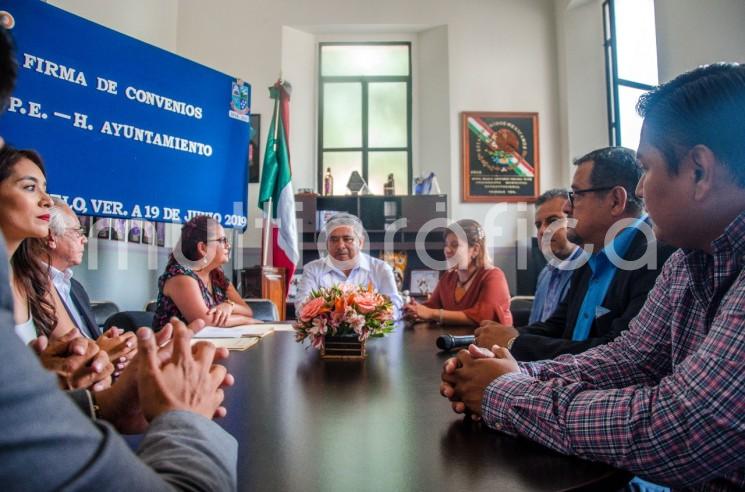 Se llevó a cabo la firma del convenio entre el H. Ayuntamiento de Teocelo que preside Mario A. Chama Díaz y el Instituto de Pensiones del Estado, convenio que declarara a Teocelo como un municipio que se encuentra al corriente en el pago de cuotas y aportaciones ante el IPE.  