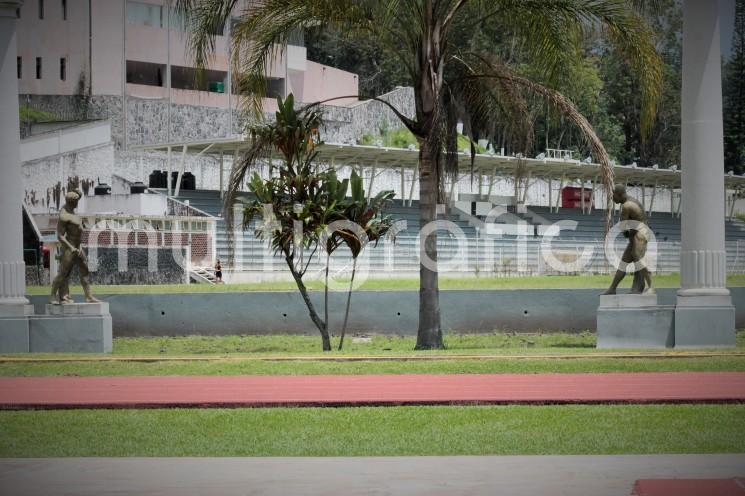 Dos personajes épicos del Pancracio griego: Creugas y Damoxenos, se encuentran a los lados de la colosal columnata del Estadio Xalapeño, mismas que son  réplicas 