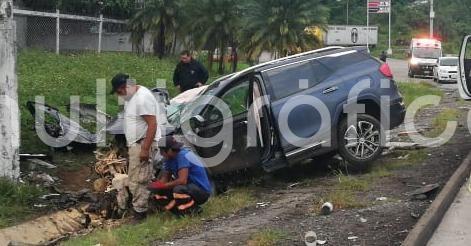 La mañana  de este miércoles se registró un aparatoso accidente en la autopista Córdoba-Veracruz dejando como saldo dos personas muertas y dos lesionados. 